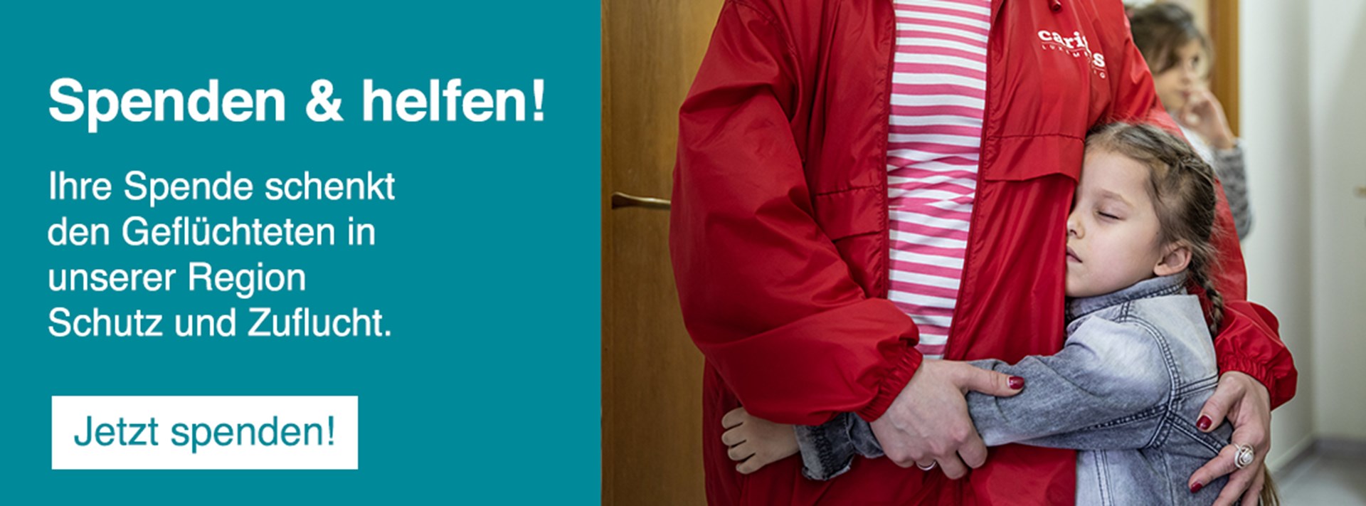 Links Text: "Ihre Spende schenkt den Geflüchteten in unserer Region Schutz und Zuflucht." Rechts ein geflüchtetes Mädchen mit geschlossenen Augen. Sie umarmt eine Mitarbeitende der Caritas. 