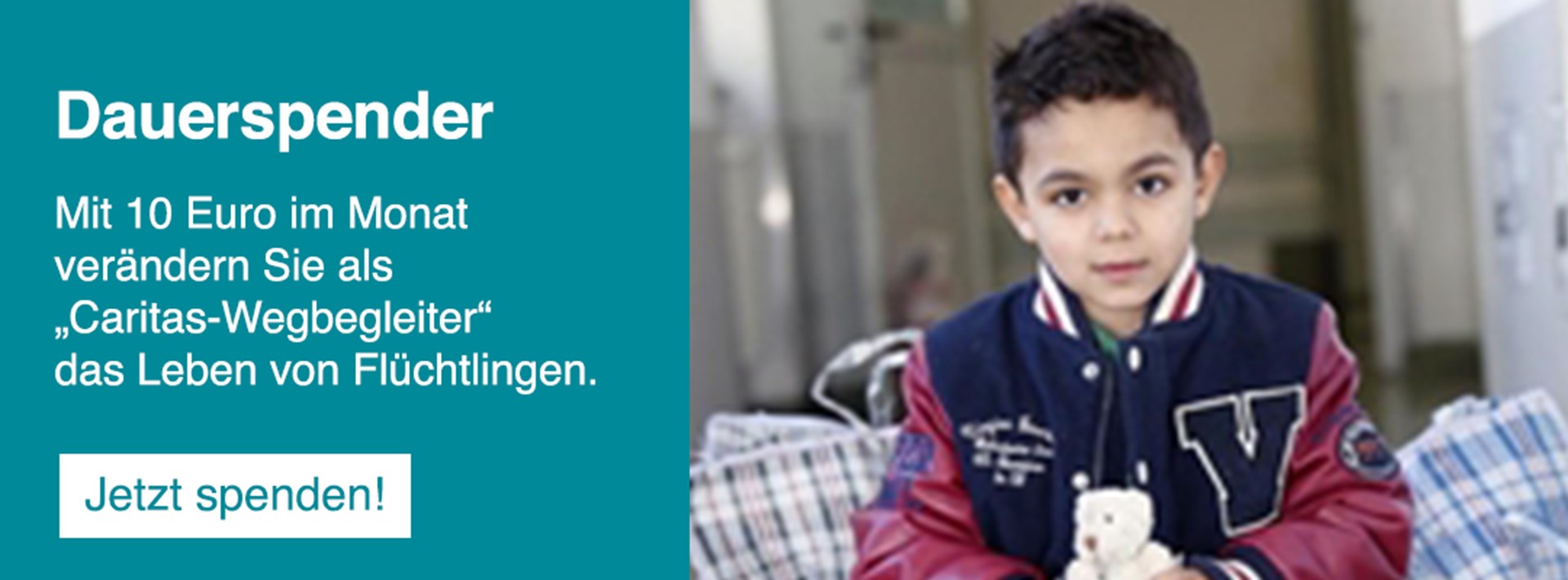 Links Text: "Mit 10 Euro im Monat verändern Sie als Caritas-Wegbegleiter das Leben von Flüchtlingen." Rechts ein Bild von einem geflüchteten Jungen mit kaputten Klamotten.. 